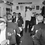 854189 Afbeelding van de leden van het Wageningse Studentencorps tijdens het diner in de extra trein bestaande uit 10 ...